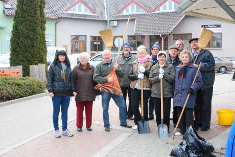 Példát mutattak - nyugdíjasok tették rendbe a boltok előtti területet